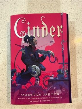 Cinder by Marissa Meyer - Paperback